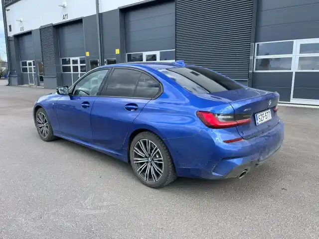Sininen Sedan, BMW 330 – SZF-577