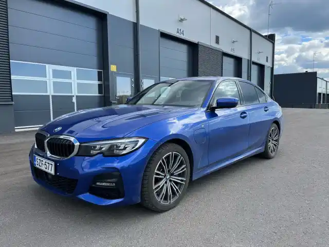 Sininen Sedan, BMW 330 – SZF-577