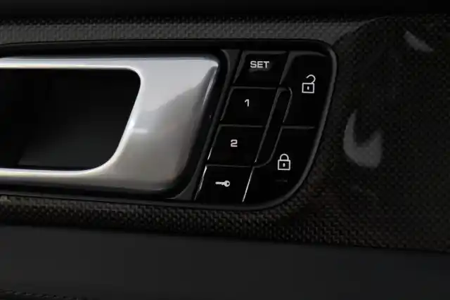 Harmaa Sedan, Porsche Panamera – SZF-975