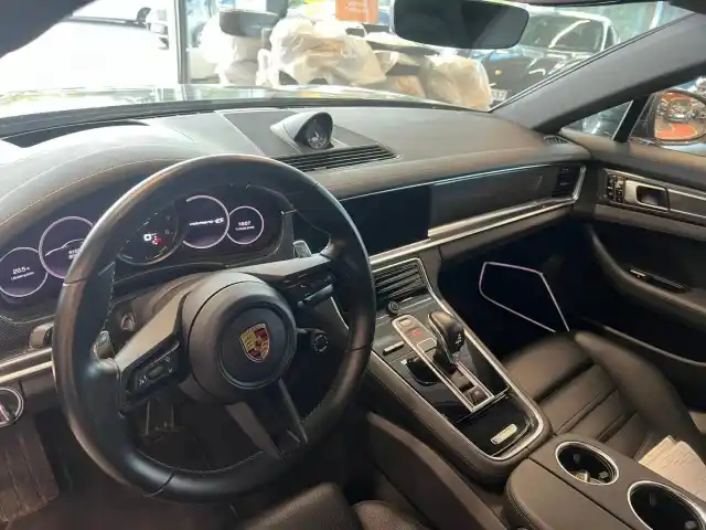 Harmaa Sedan, Porsche Panamera – SZF-975