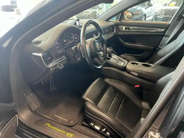 Harmaa Sedan, Porsche Panamera – SZF-975