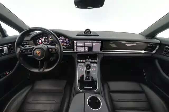 Harmaa Sedan, Porsche Panamera – SZF-975