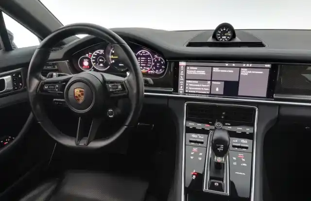 Harmaa Sedan, Porsche Panamera – SZF-975