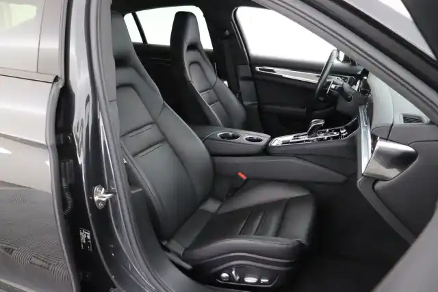 Harmaa Sedan, Porsche Panamera – SZF-975