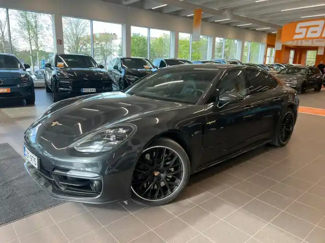 Harmaa Sedan, Porsche Panamera – SZF-975