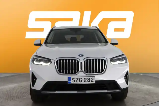 Valkoinen Maastoauto, BMW X3 – SZG-282