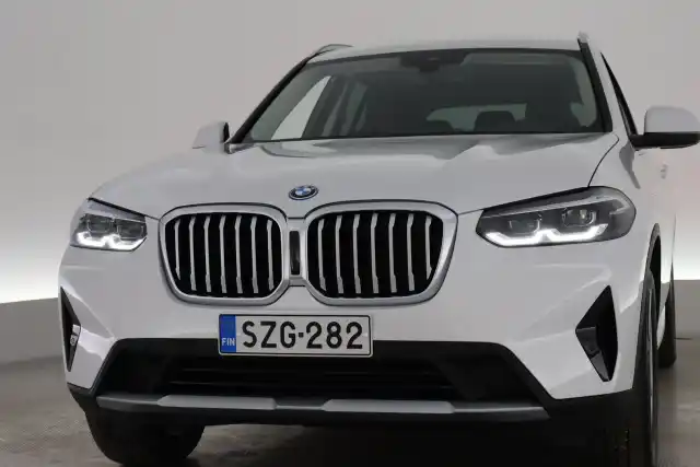 Valkoinen Maastoauto, BMW X3 – SZG-282
