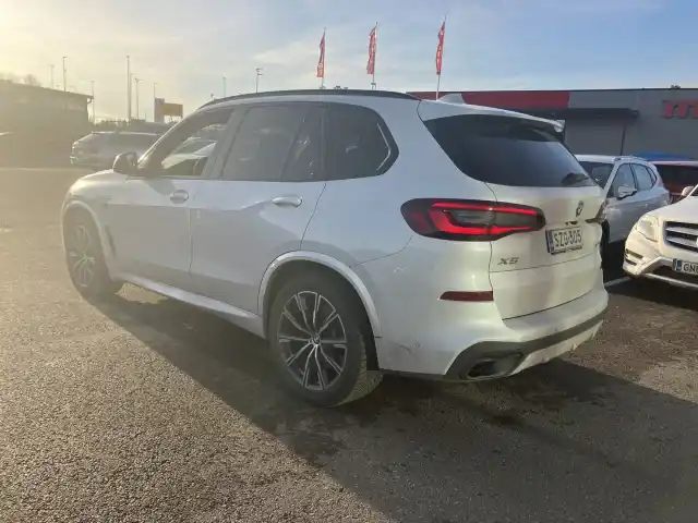 Valkoinen Maastoauto, BMW X5 – SZG-305