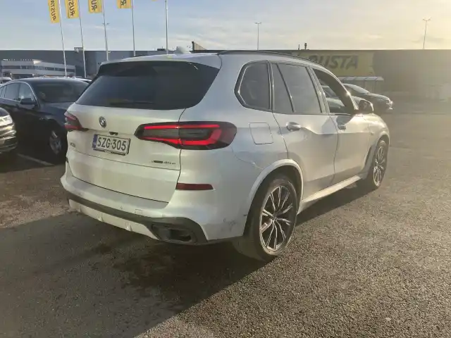 Valkoinen Maastoauto, BMW X5 – SZG-305