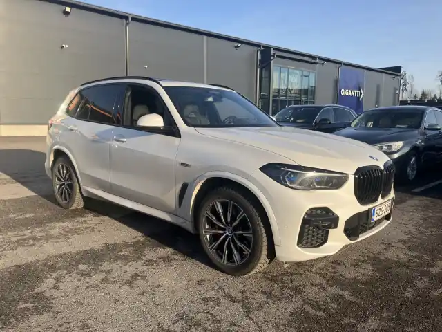 Valkoinen Maastoauto, BMW X5 – SZG-305