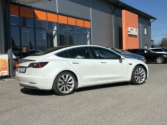Valkoinen Sedan, Tesla Model 3 – SZG-524
