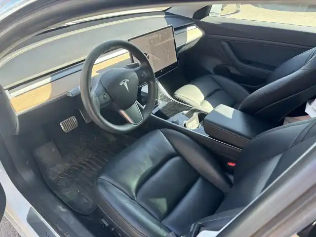 Valkoinen Sedan, Tesla Model 3 – SZG-524