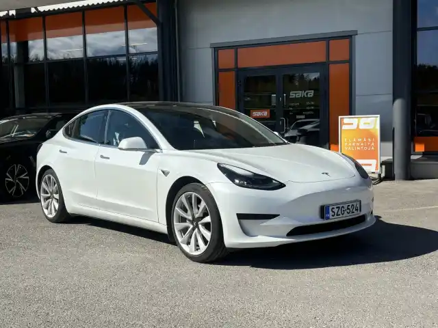 Valkoinen Sedan, Tesla Model 3 – SZG-524