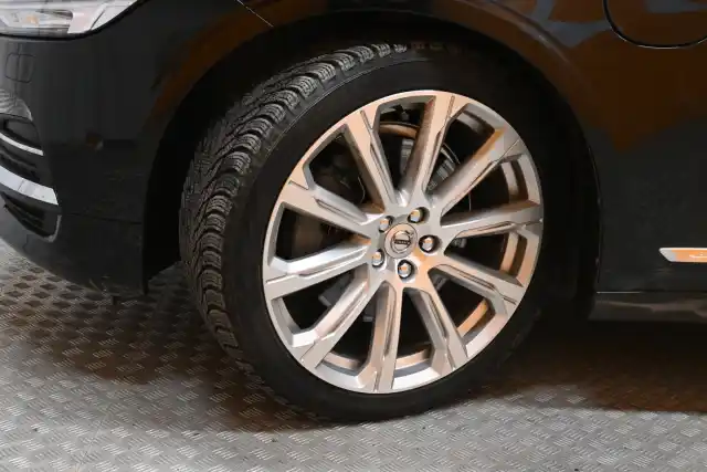 Musta Sedan, Volvo S90 – SZG-660