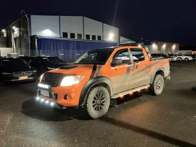 Oranssi Avolava, Toyota Hilux – SZG-896