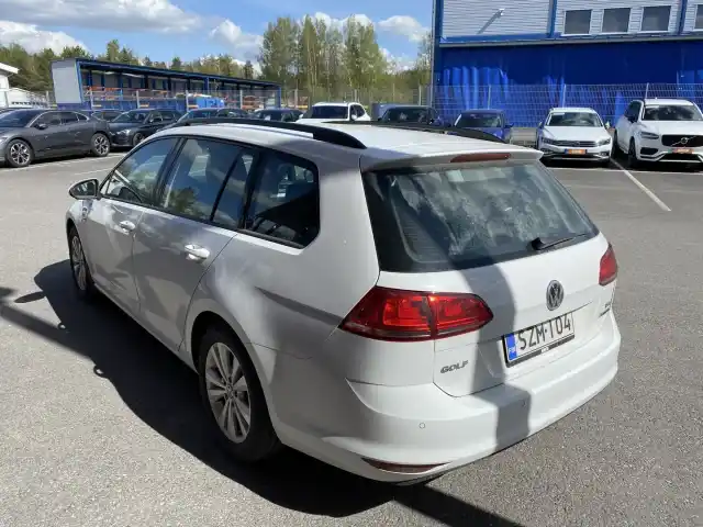 Valkoinen Farmari, Volkswagen GOLF – SZM-104