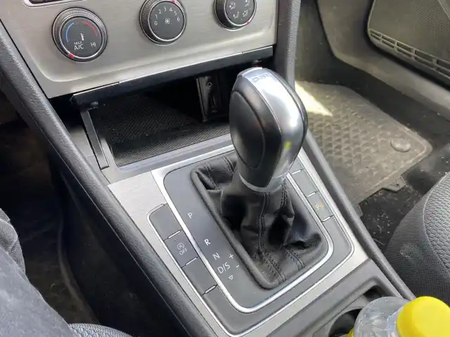 Valkoinen Farmari, Volkswagen GOLF – SZM-104