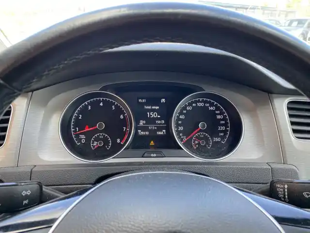 Valkoinen Farmari, Volkswagen GOLF – SZM-104