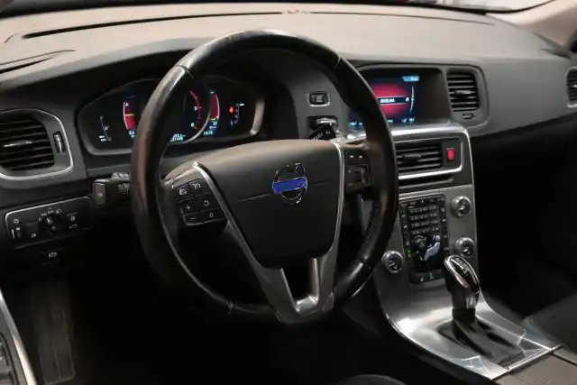 Punainen Farmari, Volvo V60 – SZM-106