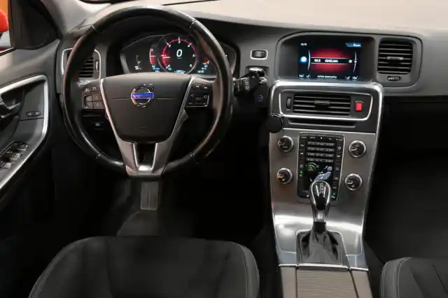 Punainen Farmari, Volvo V60 – SZM-106