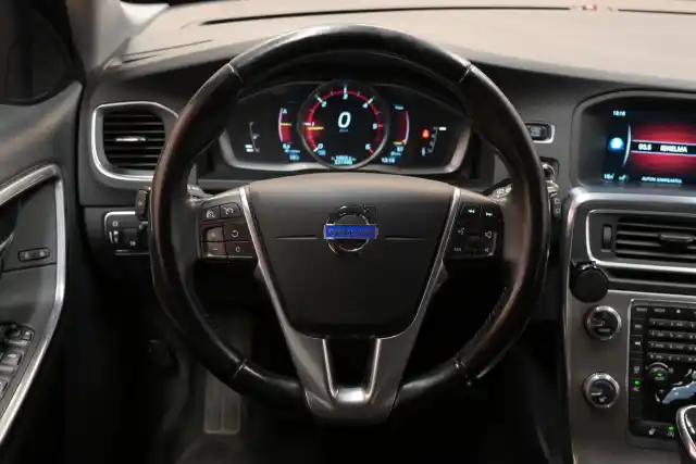 Punainen Farmari, Volvo V60 – SZM-106