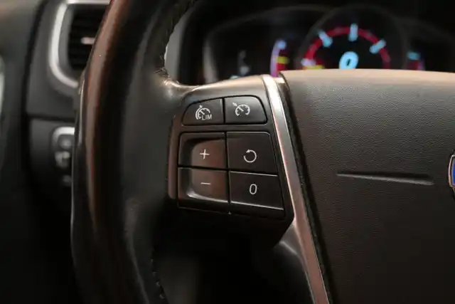 Punainen Farmari, Volvo V60 – SZM-106