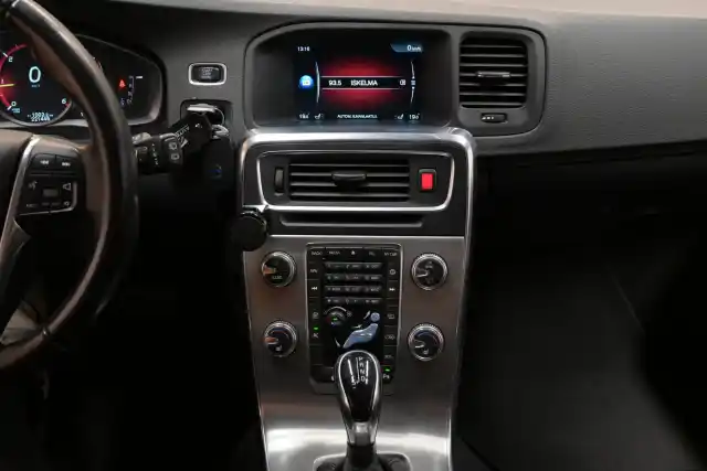 Punainen Farmari, Volvo V60 – SZM-106