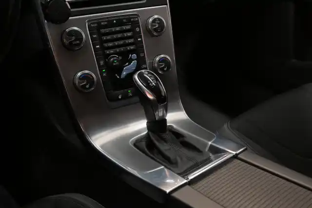 Punainen Farmari, Volvo V60 – SZM-106