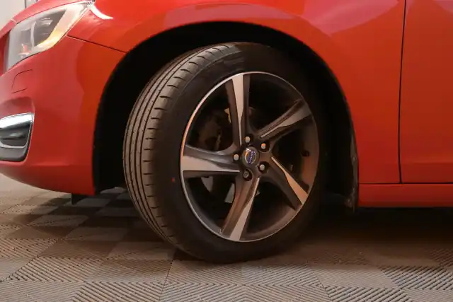 Punainen Farmari, Volvo V60 – SZM-106