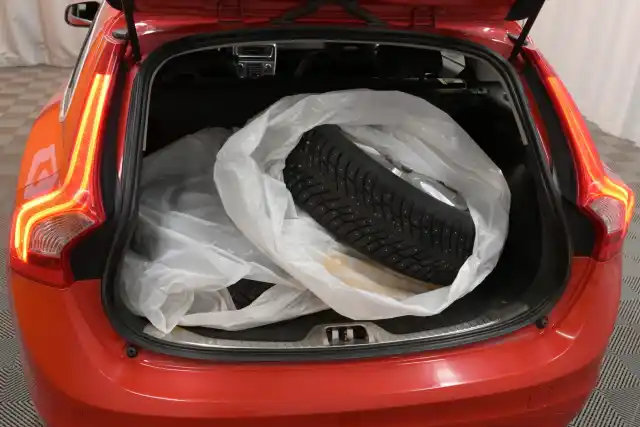 Punainen Farmari, Volvo V60 – SZM-106