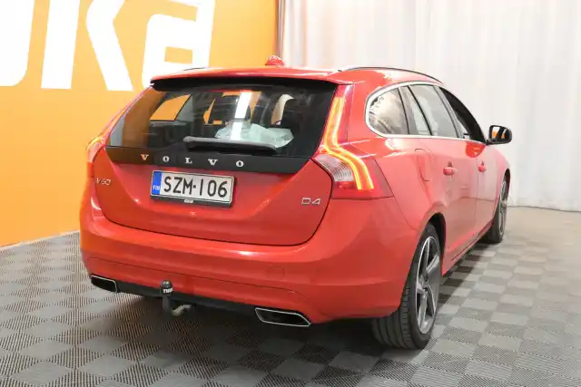 Punainen Farmari, Volvo V60 – SZM-106