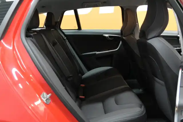 Punainen Farmari, Volvo V60 – SZM-106