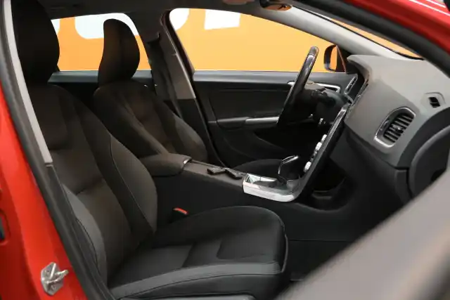 Punainen Farmari, Volvo V60 – SZM-106
