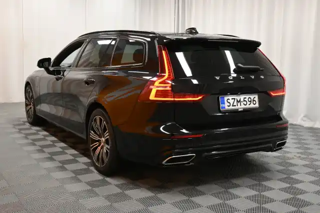 Musta Farmari, Volvo V60 – SZM-596