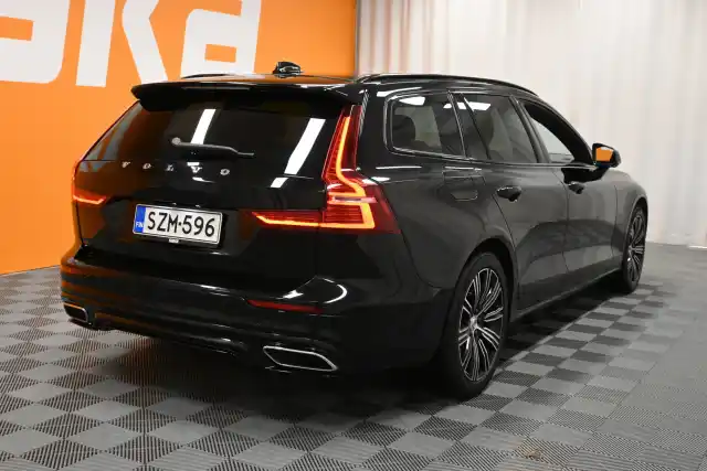 Musta Farmari, Volvo V60 – SZM-596