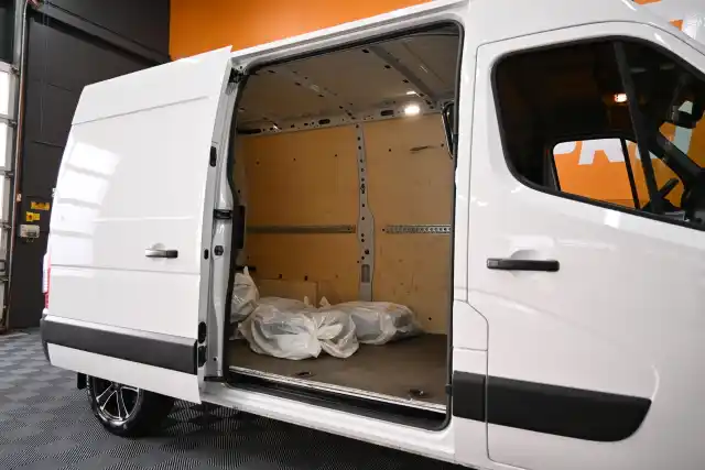 Valkoinen Pakettiauto, Renault Master – SZU-565