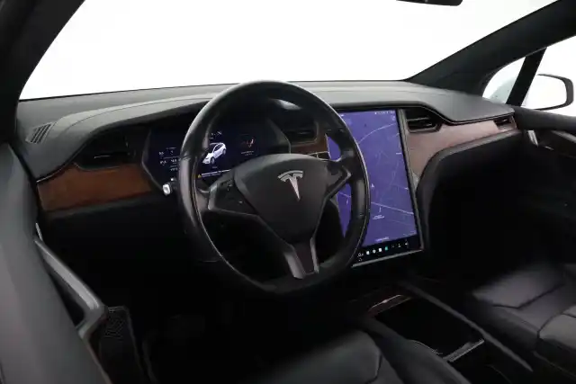 Valkoinen Maastoauto, Tesla Model X – SZU-611