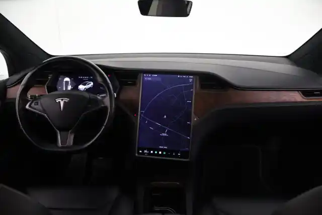 Valkoinen Maastoauto, Tesla Model X – SZU-611