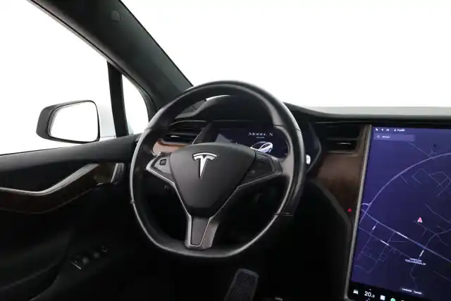 Valkoinen Maastoauto, Tesla Model X – SZU-611