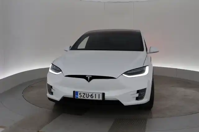 Valkoinen Maastoauto, Tesla Model X – SZU-611