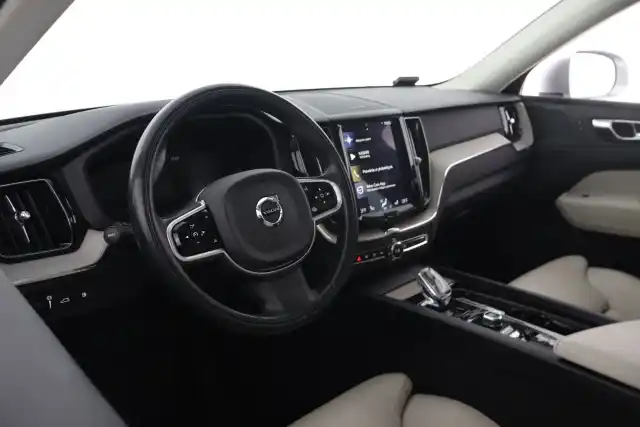 Harmaa Maastoauto, Volvo XC60 – SZU-729