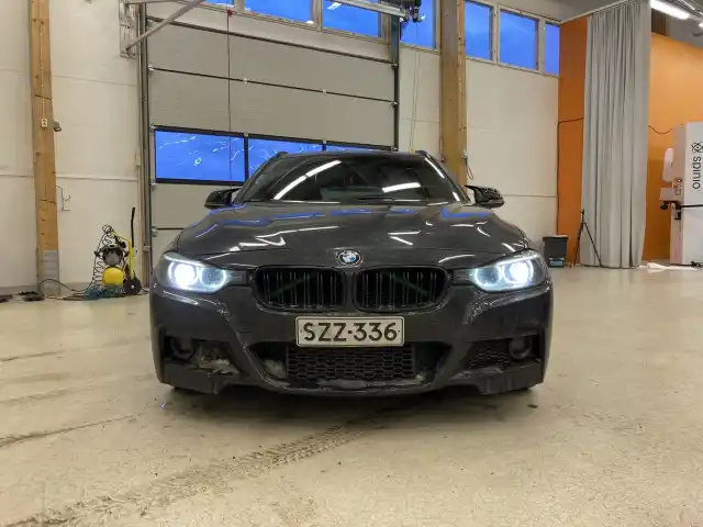 Musta Farmari, BMW 330 – SZZ-336