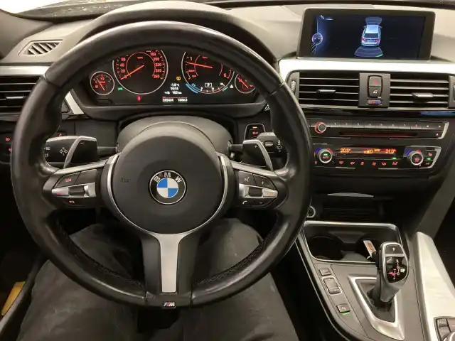 Musta Farmari, BMW 330 – SZZ-336