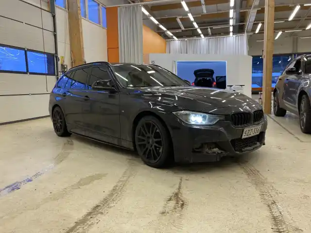 Musta Farmari, BMW 330 – SZZ-336