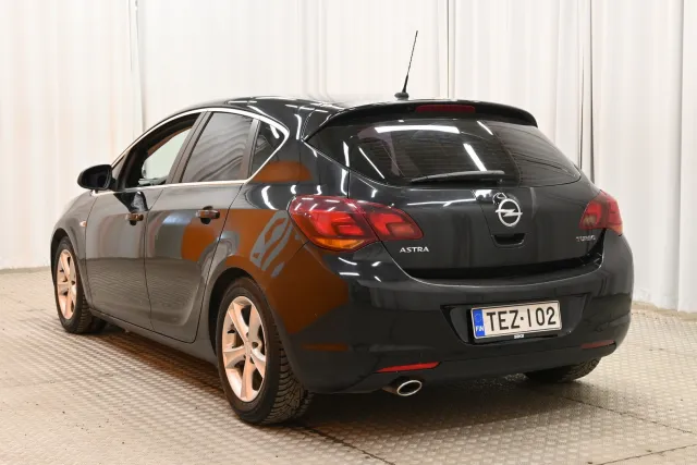 Musta Viistoperä, Opel Astra – TEZ-102