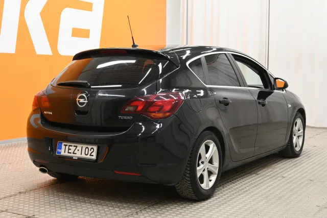 Musta Viistoperä, Opel Astra – TEZ-102