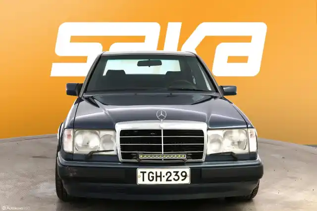 Sininen Henkilöauto, Mercedes-Benz E – TGH-239