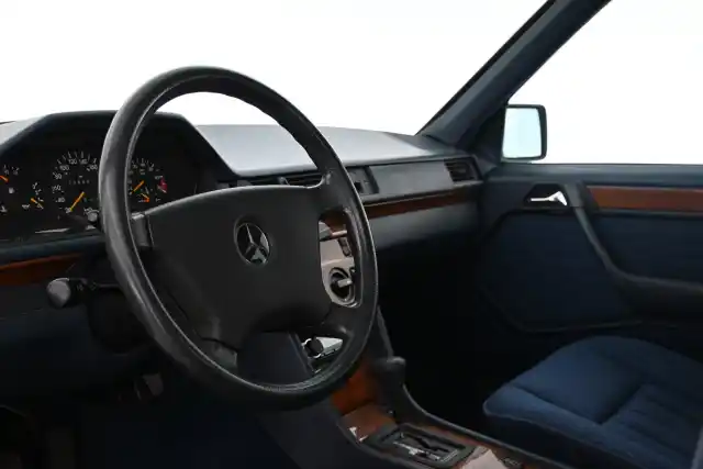 Sininen Henkilöauto, Mercedes-Benz E – TGH-239