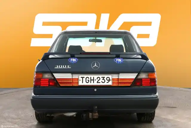 Sininen Henkilöauto, Mercedes-Benz E – TGH-239