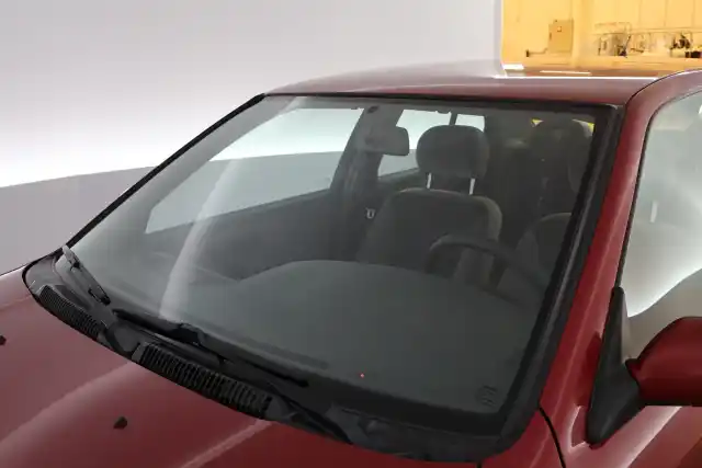 Punainen Henkilöauto, Nissan Primera – TGP-738